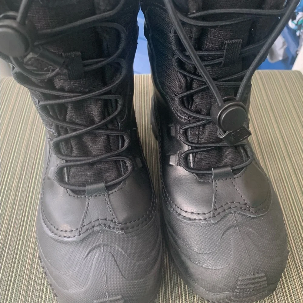 Columbia Black youth  Insulated Snow Boots 3 Ski waterproof play skit